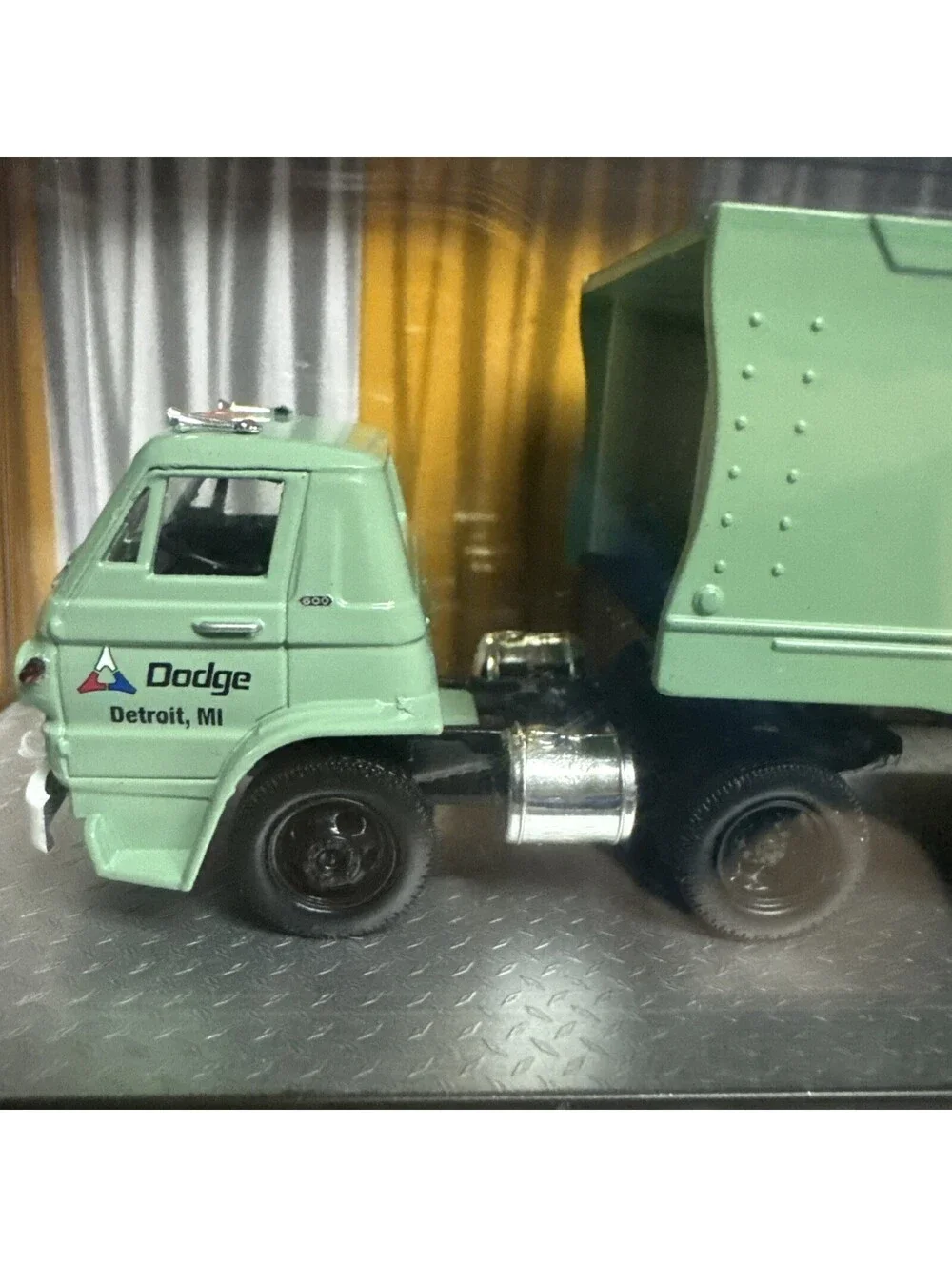 1:64 M2 Auto-Haulers 1966 Dodge L-600 COE 1966 Charger 383 1969 Charger Daytona